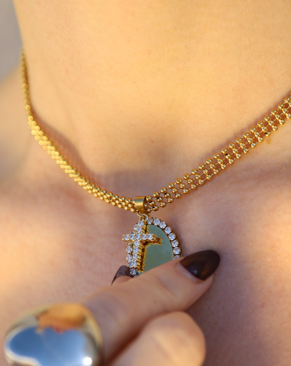 collar tripe bolitas con cruz y medalla brillantes